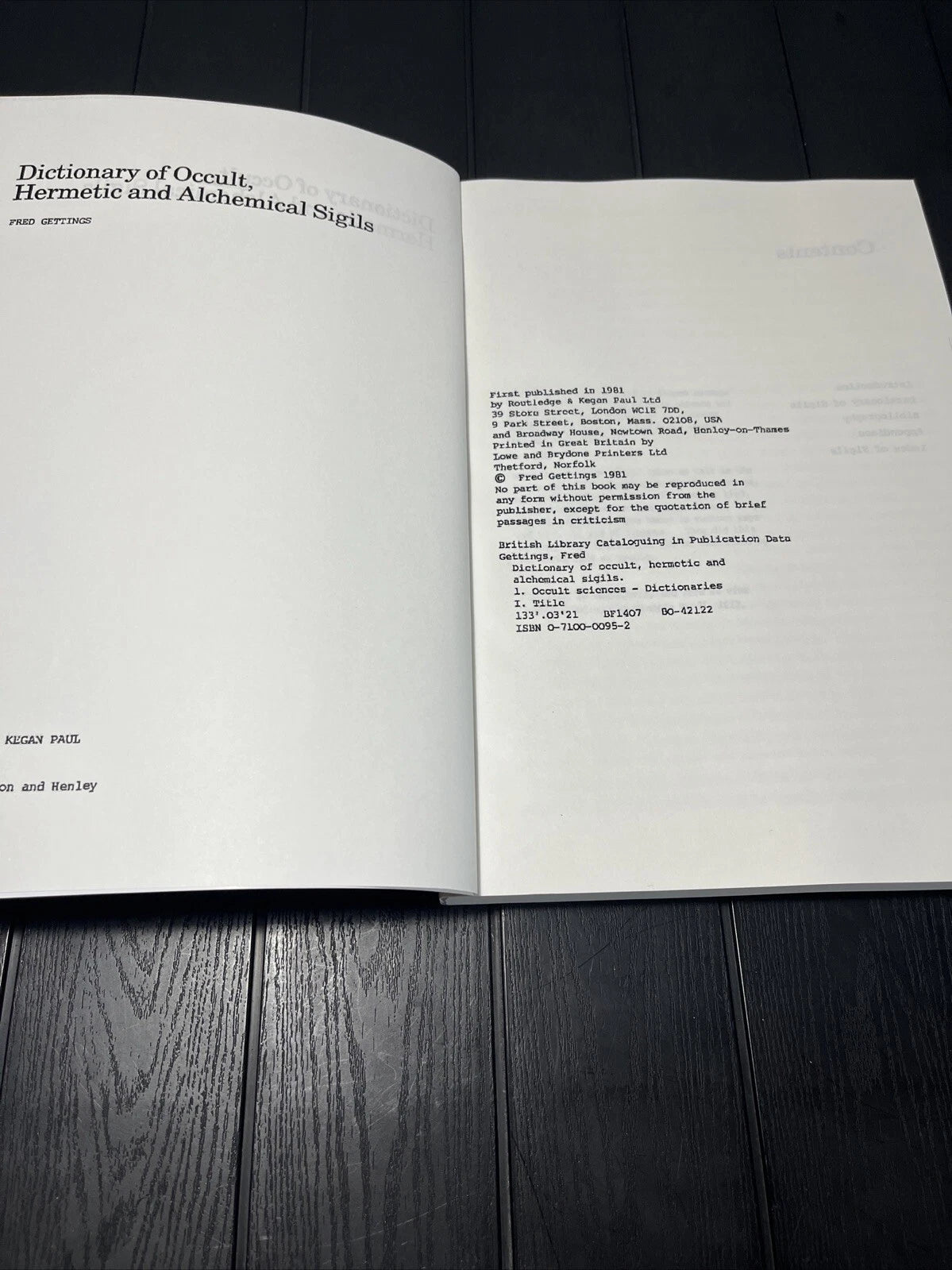 Dictionary of Occult, Hermetic and Alchemical Sigils by Fred Gettings